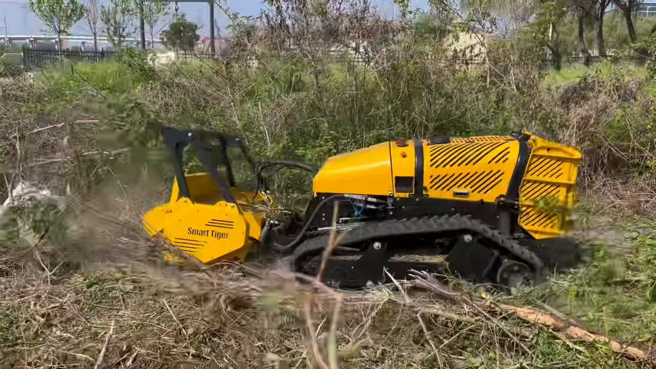 No need for people to weed steep slopes, the tracked remote-controlled lawn mower solves dangerous work problems